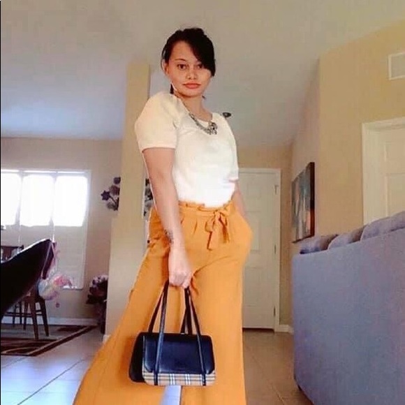 Beautiful Gold Top - Picture 2 of 2